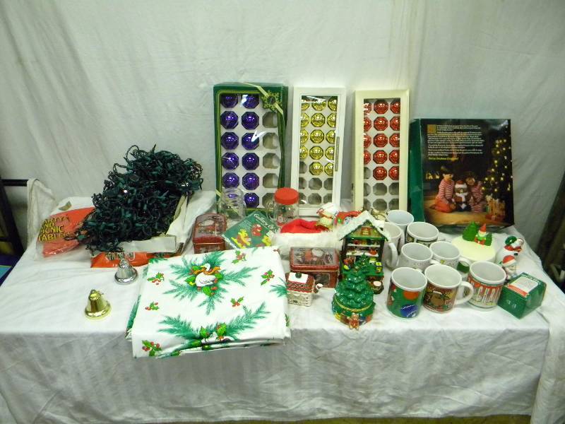 lot 294 image: Holiday Decor Lot
