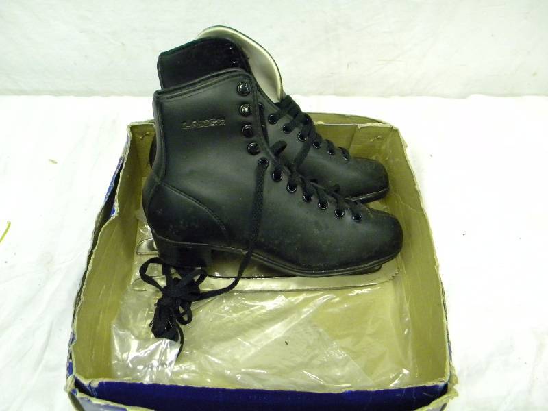 lot 296 image: Kids Figure Skates