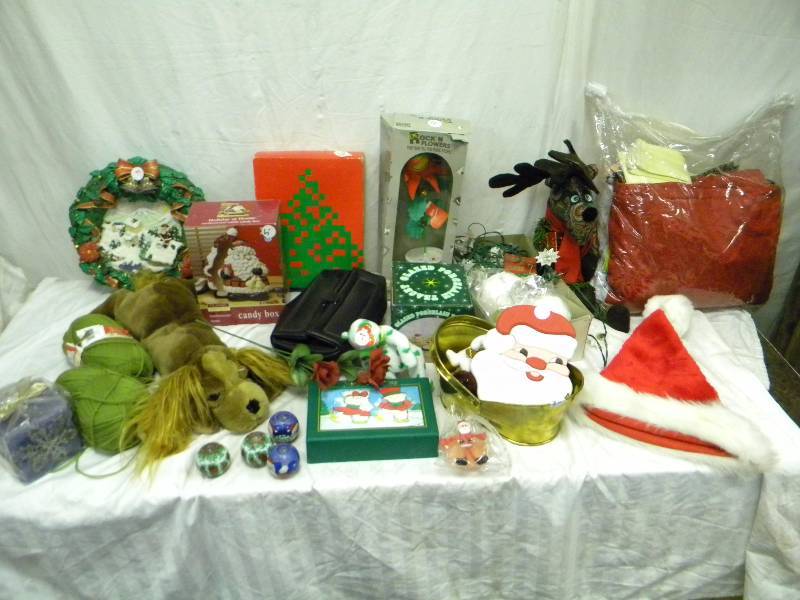lot 317 image: Holiday Decor Lot