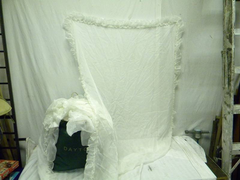 lot 322 image: Lot of Lace Linens