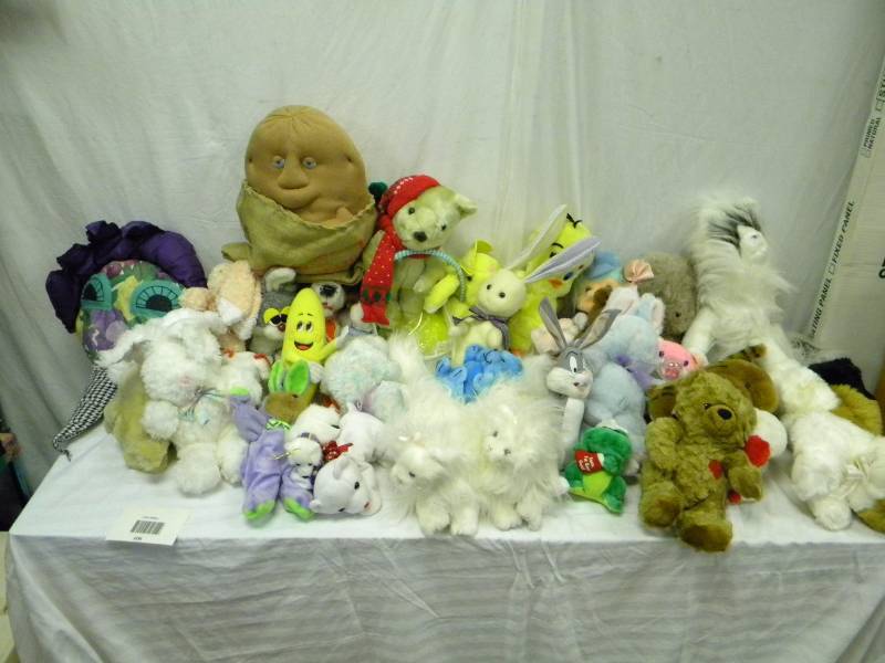 lot 106 image: Stuffed Animals Lot