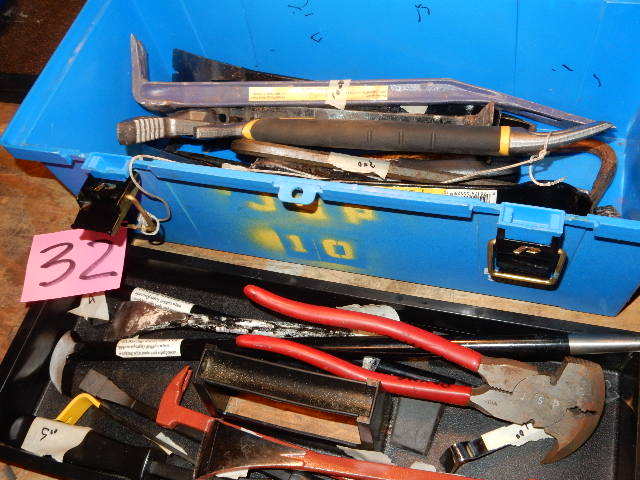 lot 32 image: Large lot of Crow Bars etc. as pictured