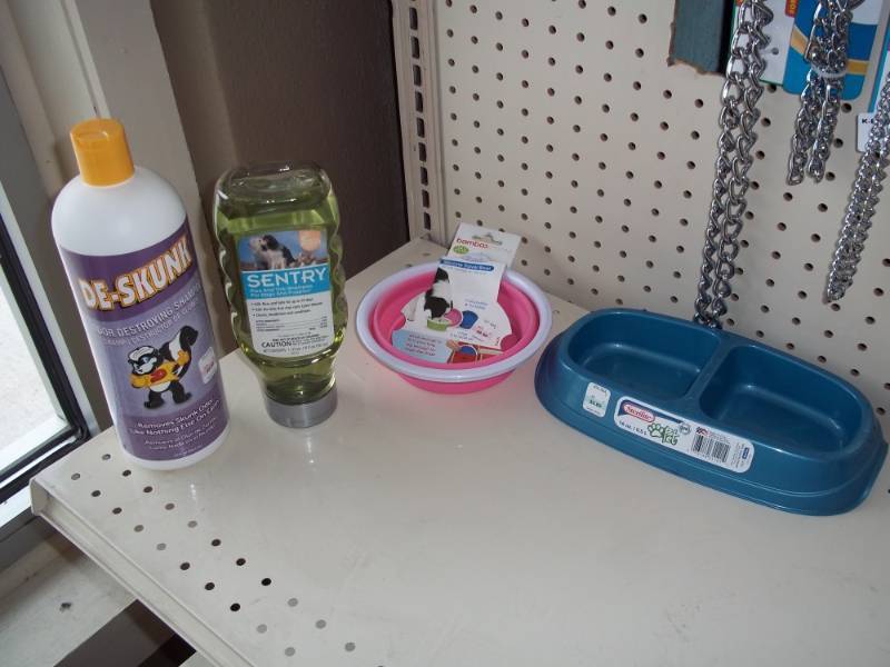 lot 5 image: Plastic Pet Bowls, Deskunk Shampoo, Flea & Tick Shampoo