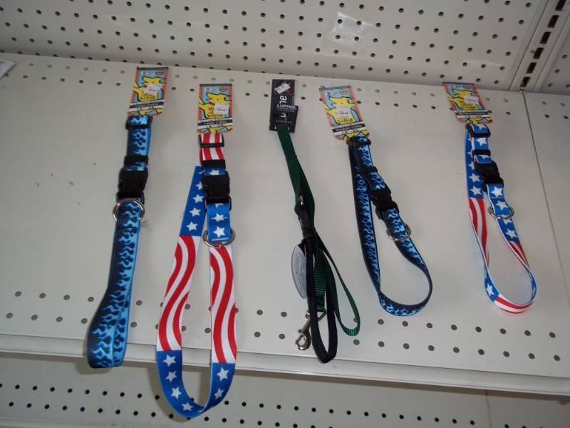 lot 12 image: 4 - Dog Collars, 1 - Small Leash