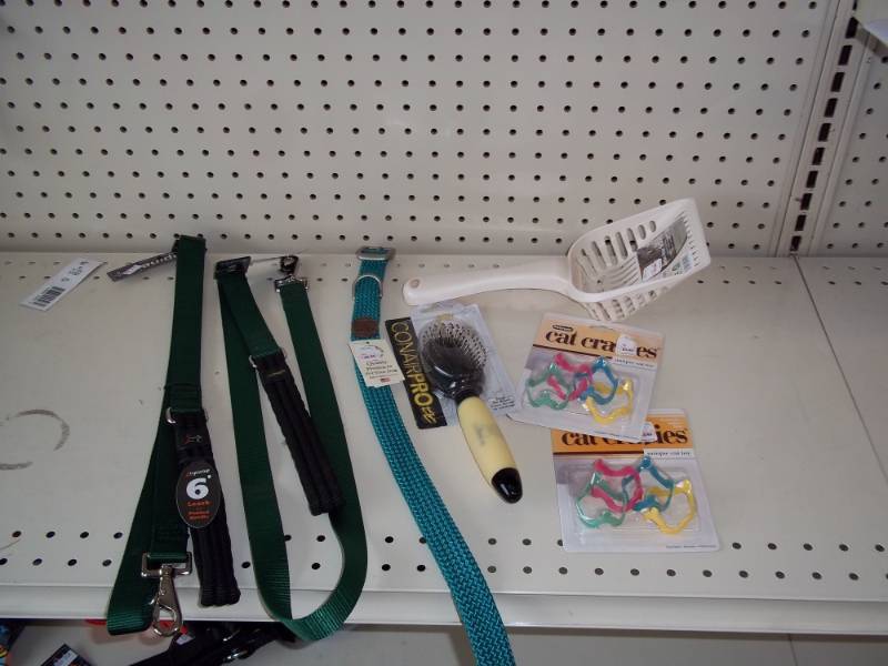lot 14 image: 2 - 6 ft Leashes, Large Dog Collar, Kitty Poop Scooper, Kitty Toys, Pet Brush