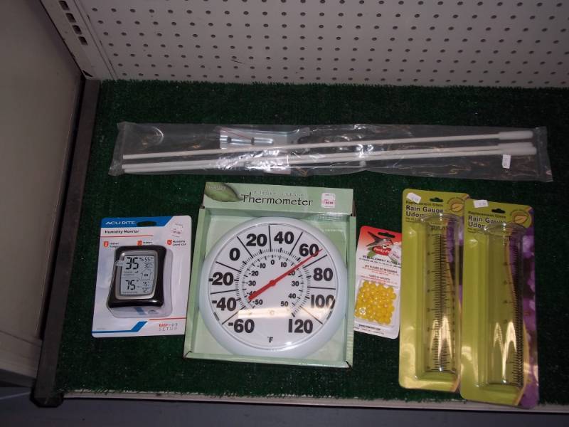 lot 50 image: Misc Lot of Outdoor Weather Station Items
