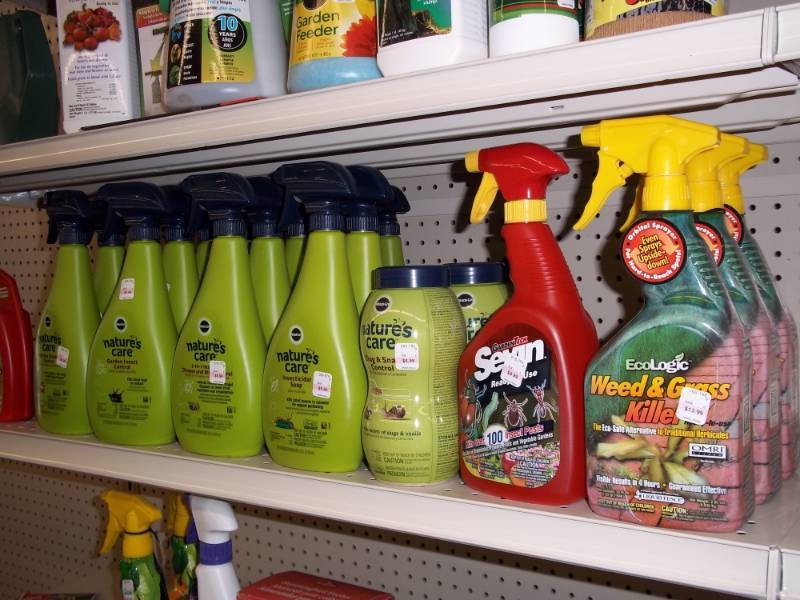 lot 82 image: One 4 ft Shelf Lot of Outdoor Plant Supplies