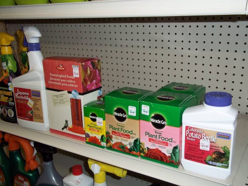 lot 83 image: One 4 ft Shelf Lot of Outdoor Plant Supplies