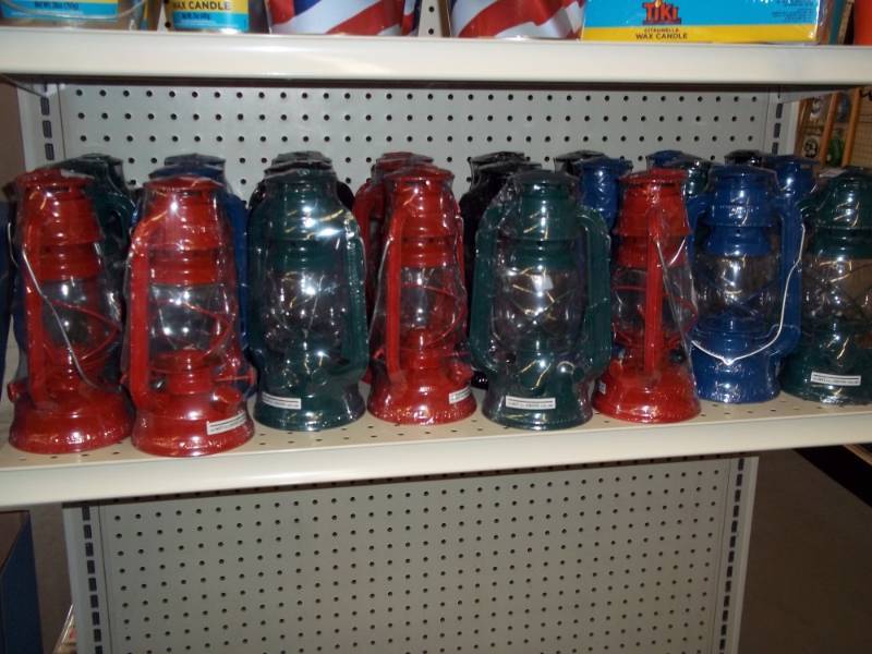 lot 91 image: Shelf Lot of Oil Lamps