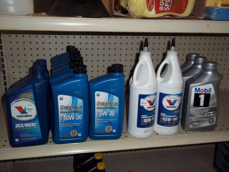 lot 147 image: Shelf Lot of 15 quarts of oils