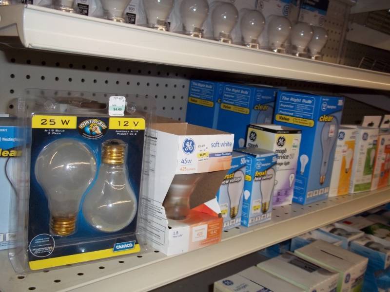 lot 366 image: 4 ft Shelf Lot of Misc Light Bulbs