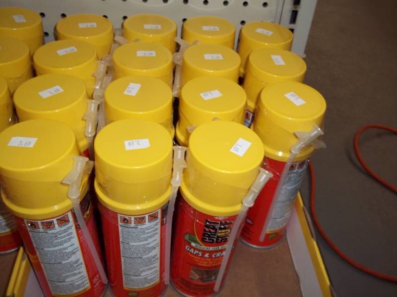lot 375 image: Lot of 15 cans of Great Stuff 12 oz