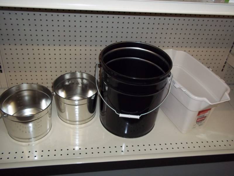 lot 392 image: Lot of 4 Buckets