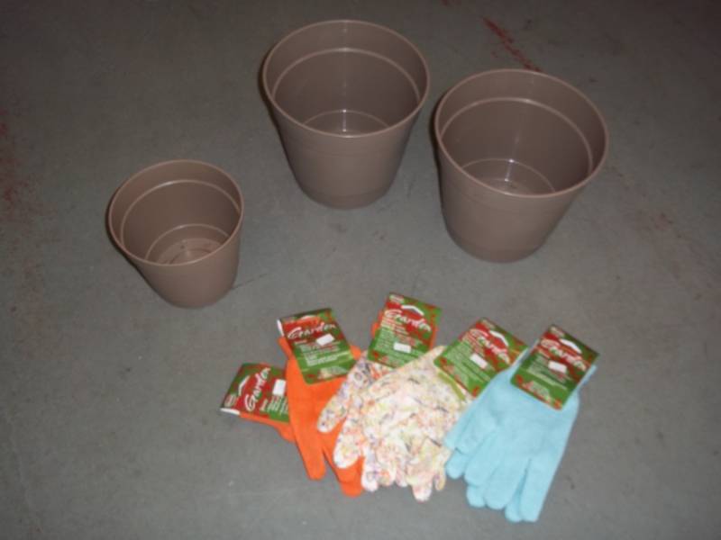 lot 418 image: Lot of 5 pr Garden Gloves and 2 pots