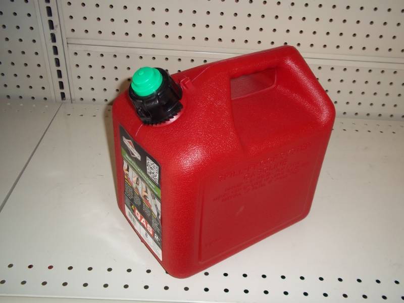 lot 450 image: 2 Gallon Gas Can