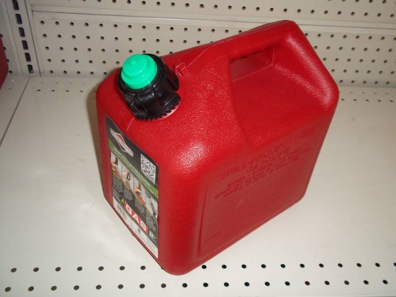 lot 465 image: 2 Gallon Gas Can