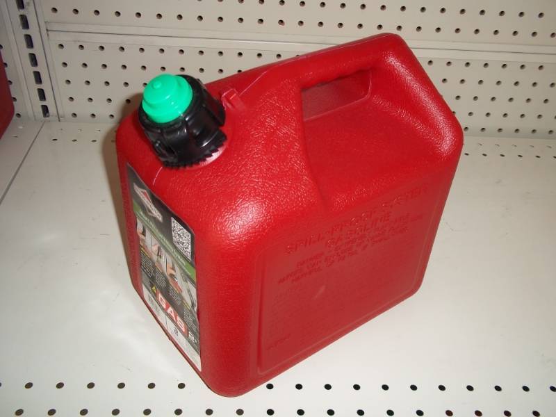lot 472 image: 2 Gallon Gas Can