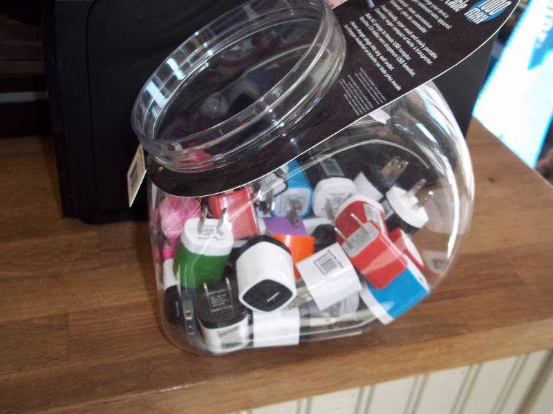 lot 475 image: Fishbowl Display of Portable USB Home Charger