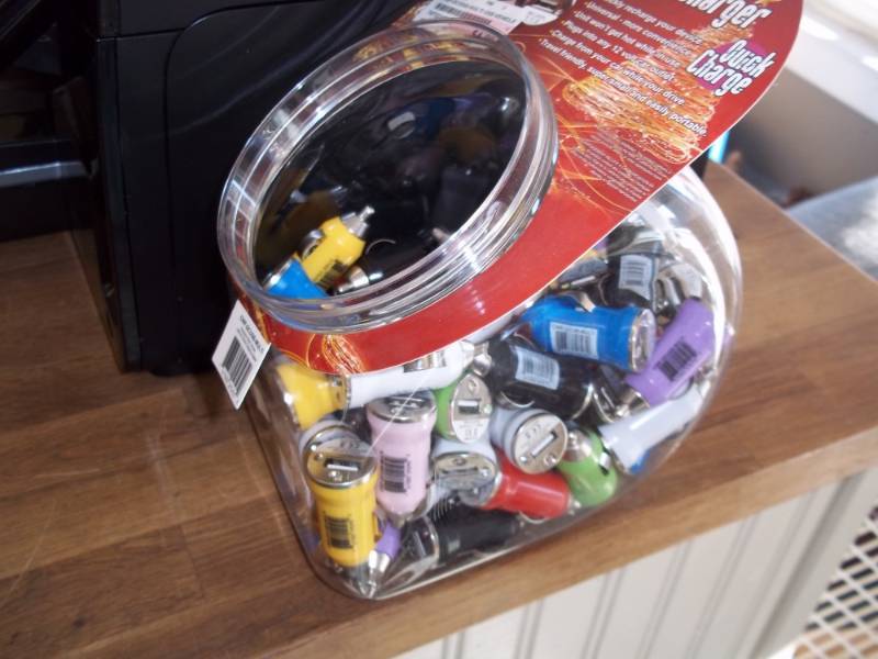 lot 476 image: Fishbowl Display of Portable Car Charger