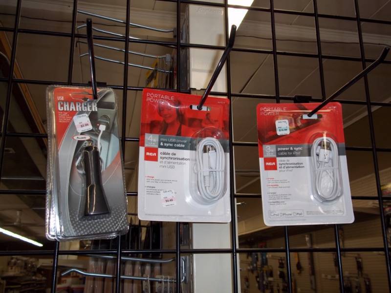 lot 500 image: Lot of Misc USB Cables including charger