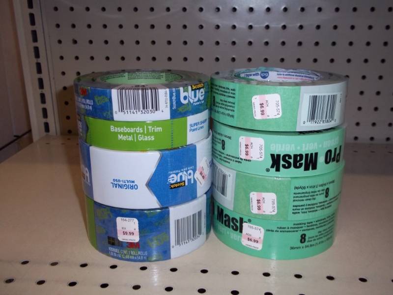 lot 558 image: Lot of 8 rolls of Green and Blue Painters Tape