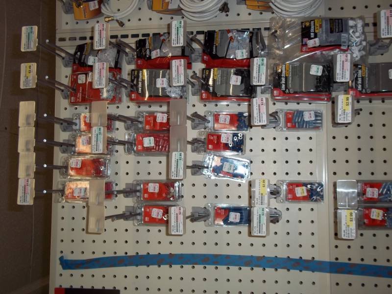 lot 624 image: Lot of assorted electrical connectors, plastic staples, etc