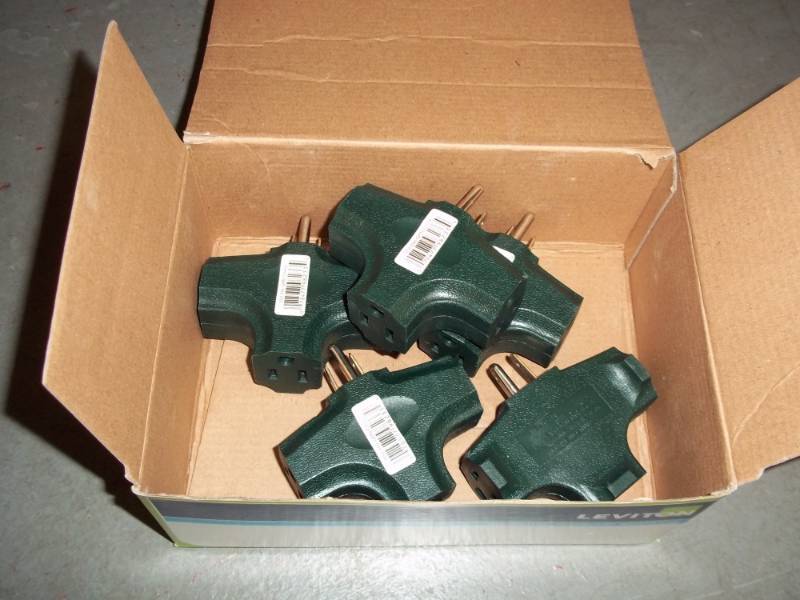 lot 632 image: Box of 5 - 3 way Electrical plug in adapters