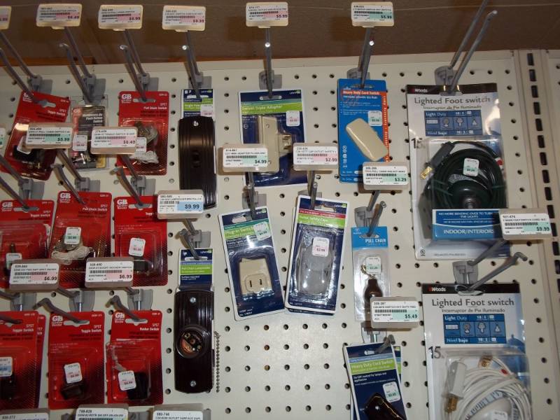 lot 700 image: Wall Lot Assortment of electrical switches, etc