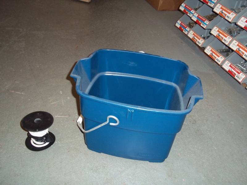lot 740 image: Blue Bucket and 16 gauge wire