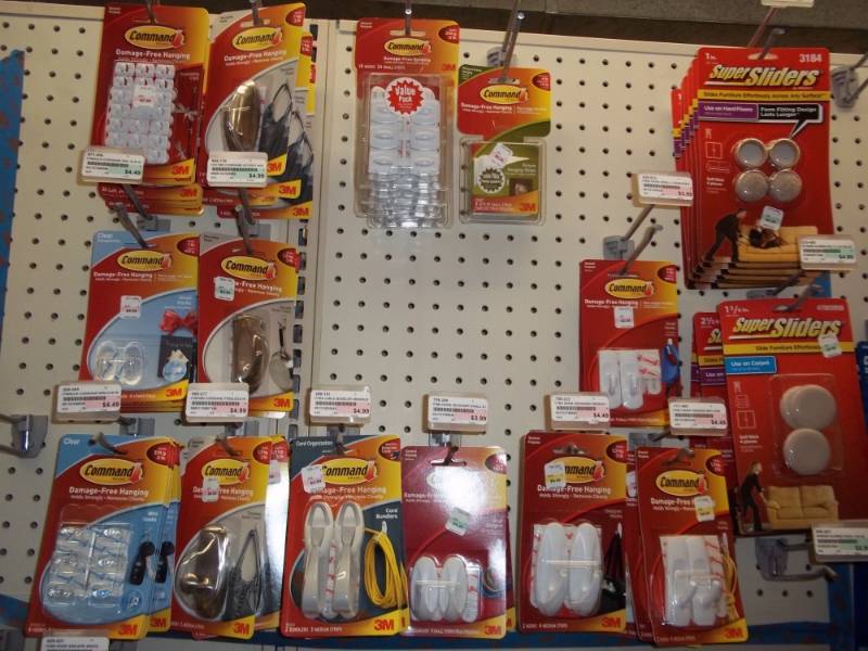 lot 747 image: Wall Lot  Assortment of Command Products