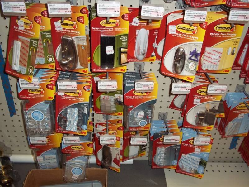 lot 749 image: Wall Lot  Assortment of Command Products