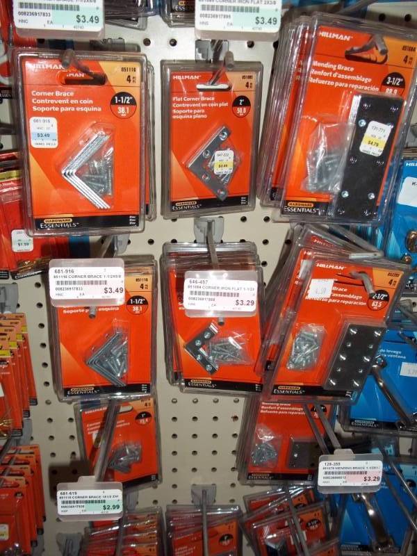 lot 774 image: Wall Lot Flat Corner Braces and Flat Braces