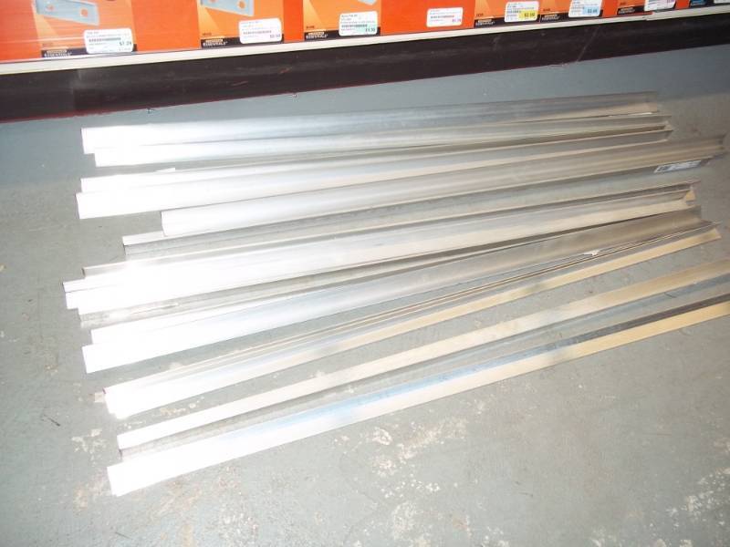 lot 783 image: Lot of Aluminum Angle Brackets