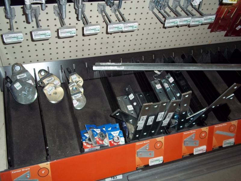 lot 784 image: Shelf Lot of Pulleys, Angle Brackets, etc