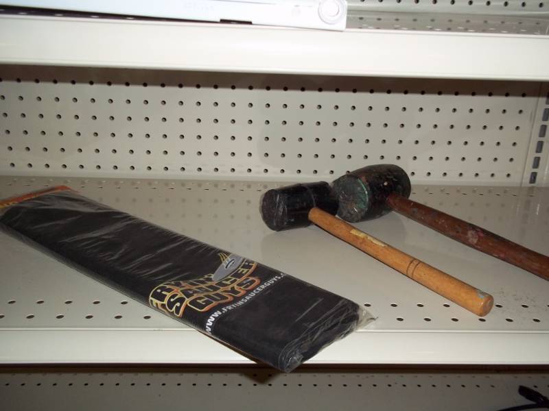 lot 888 image: Lot of 2 rubber pallets, flying saucer accessory