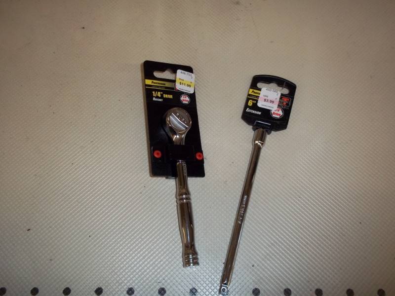 lot 918 image: Drive 14 in Socket Wrench and Extension