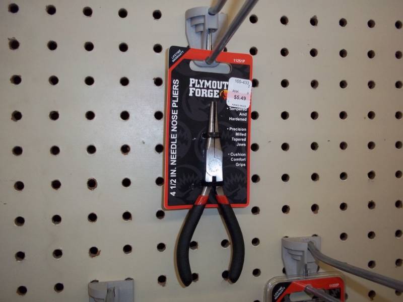 lot 934 image: Small Needle Nose Pliers