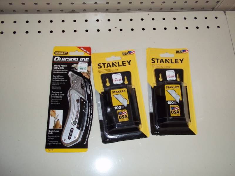 lot 972 image: Lot of Utility Knife and Blades