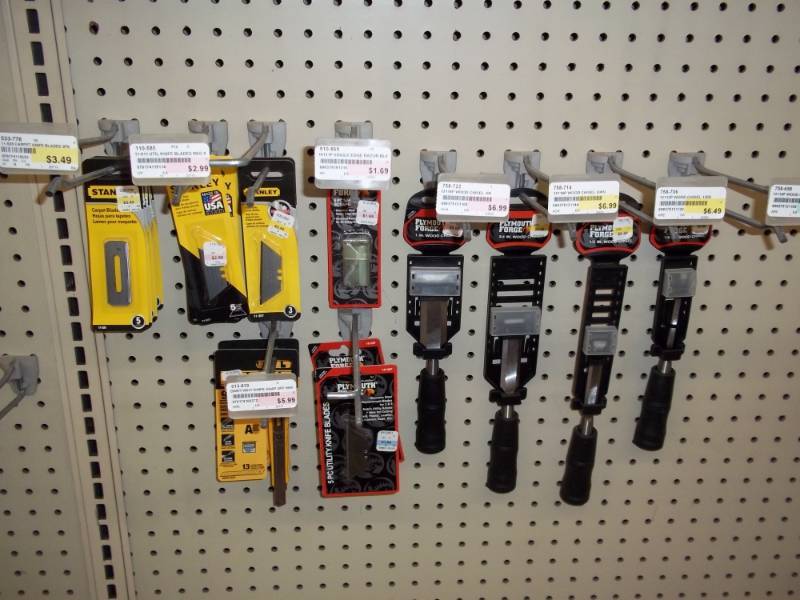 lot 975 image: Lot of Misc Blades, Wood Chisels, etc