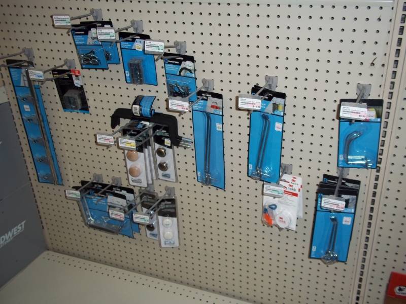 lot 997 image: Wall Lot of Knobs, Display Hooks, etc