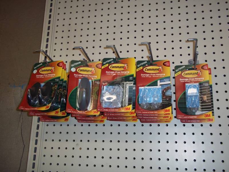 lot 998 image: Lot of Command Products