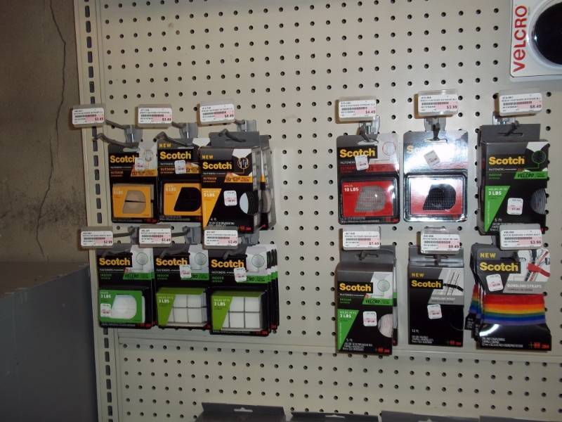 lot 1000 image: Lot of Misc Velcro rolls and buttons