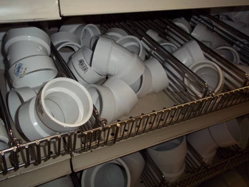 lot 1035 image: 4 ft Shelf Lot of Pvc Fittings