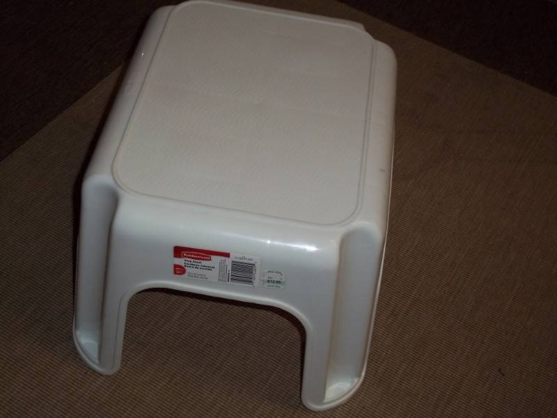 lot 1141 image: Plastic Step Stool