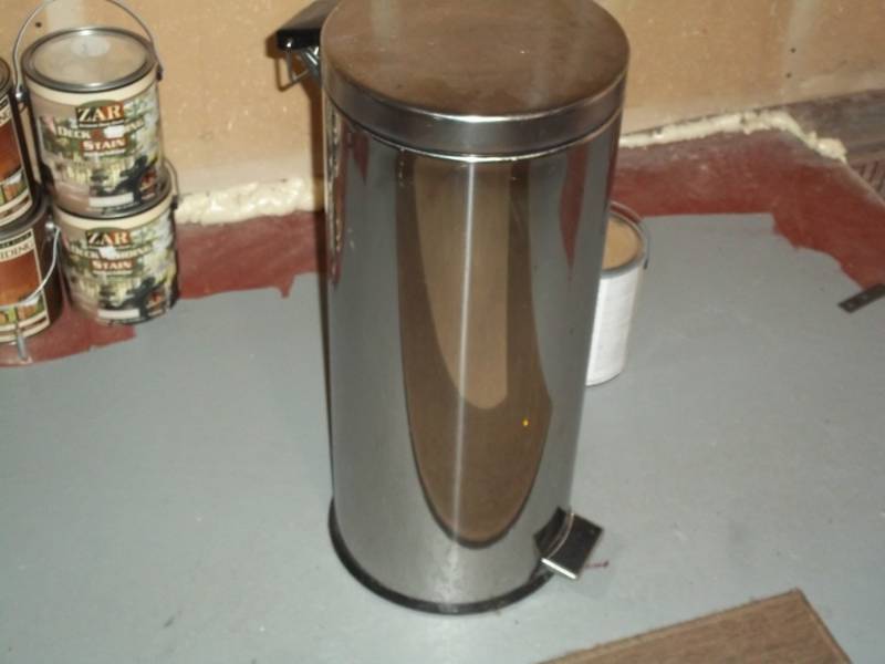 lot 1142 image: Used Garbage Can