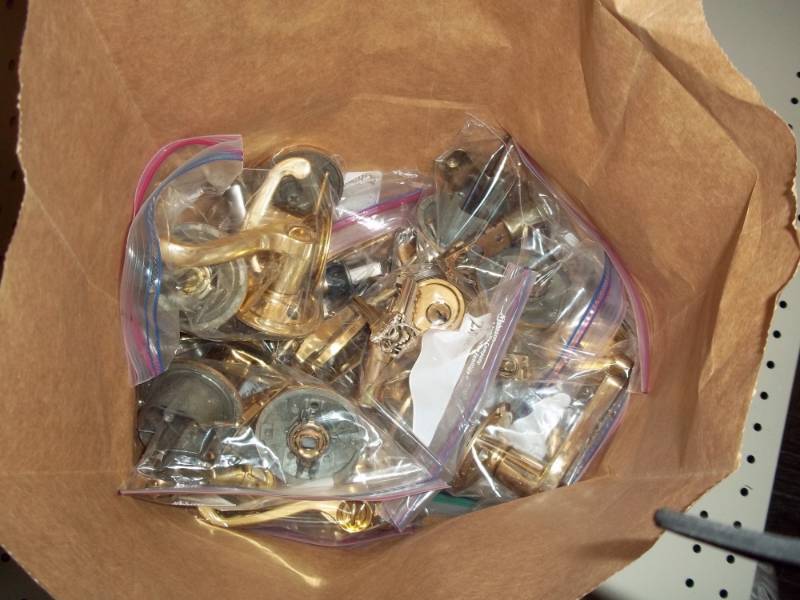 lot 1147 image: Large Bag Used Keyed Alike Door Knobs
