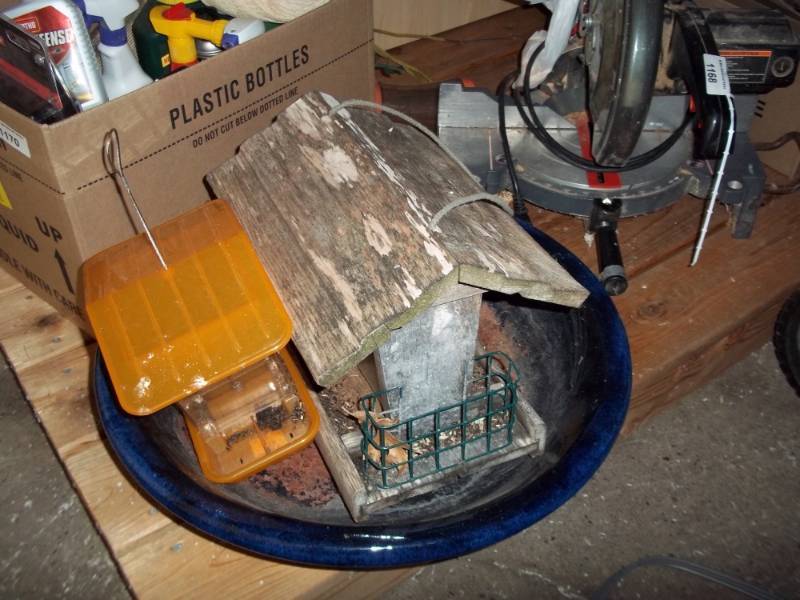 lot 1171 image: Used Large Heavy Bird Bath and Bird Feeder