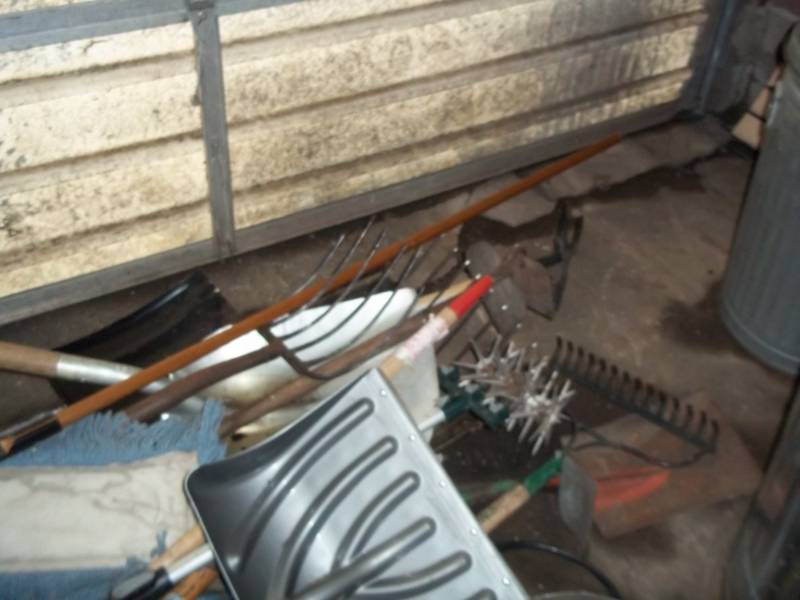 lot 1181 image: Large Lot of used Garden Tools includes shovels, hoes, rakes, etc