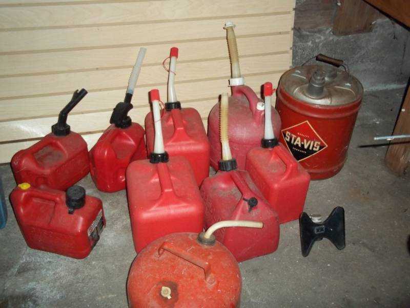 lot 1183 image: Large Lot of used gas cans