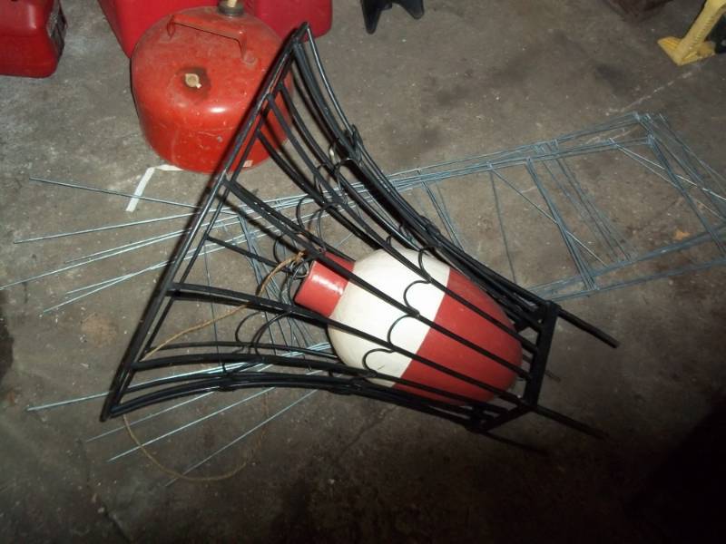 lot 1185 image: Used Items including Wire plant Stand, Dcor Bopper, Wire Stand